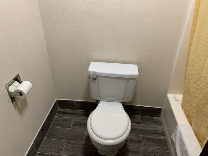 Bathroom 3, Budget Inn Ardmore, Limestone