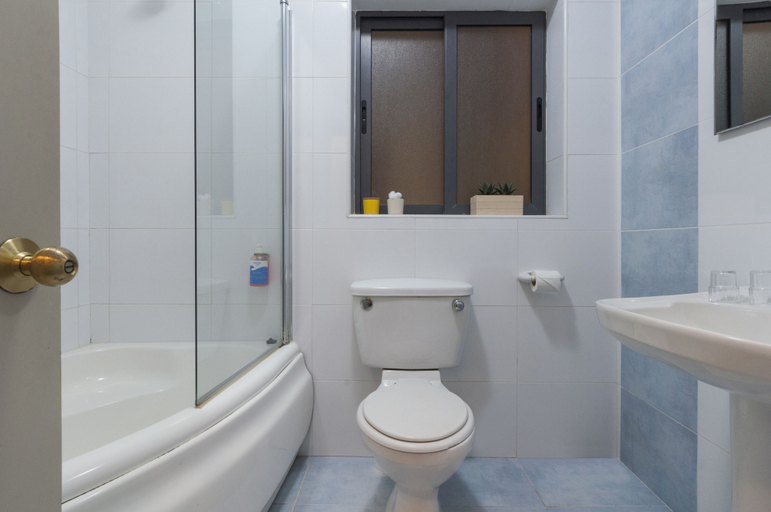 Bathroom 4, Alexandra Hotel, St Julian's