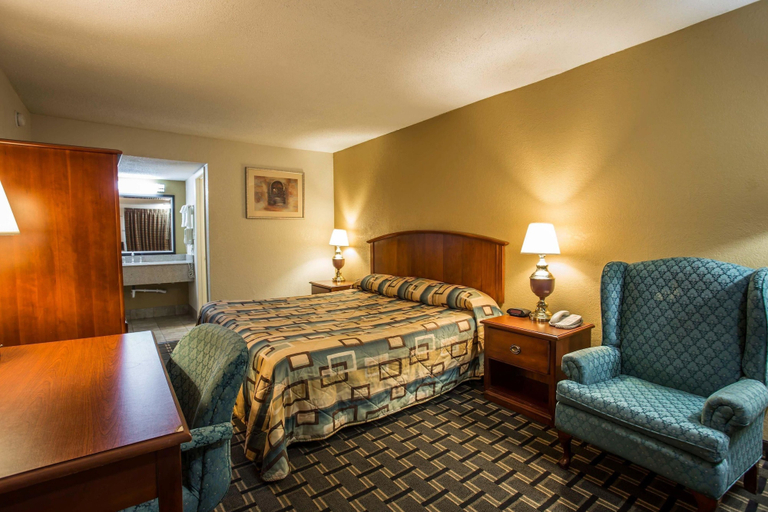 Bedroom 3, Econo Lodge Salisbury South, Rowan
