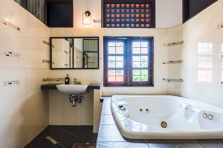 Bathroom 4, 1km to KLCC 6R5B Private Pool Bungalow, Kuala Lumpur