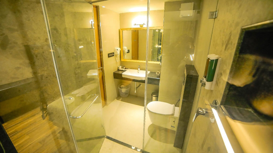 Bathroom 4, Grand Palace Hotel & Spa, Salem