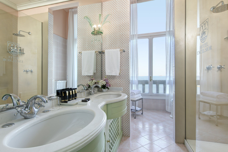 Bathroom 5, Hotel Excelsior Venice, Venezia