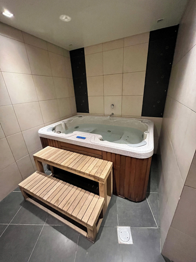 Hot springs, Marina Residences 2 501, Dubai