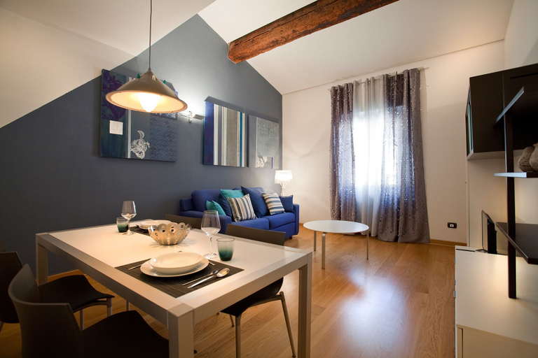 Living area 2, Verona For Rent Blu Theater, Verona