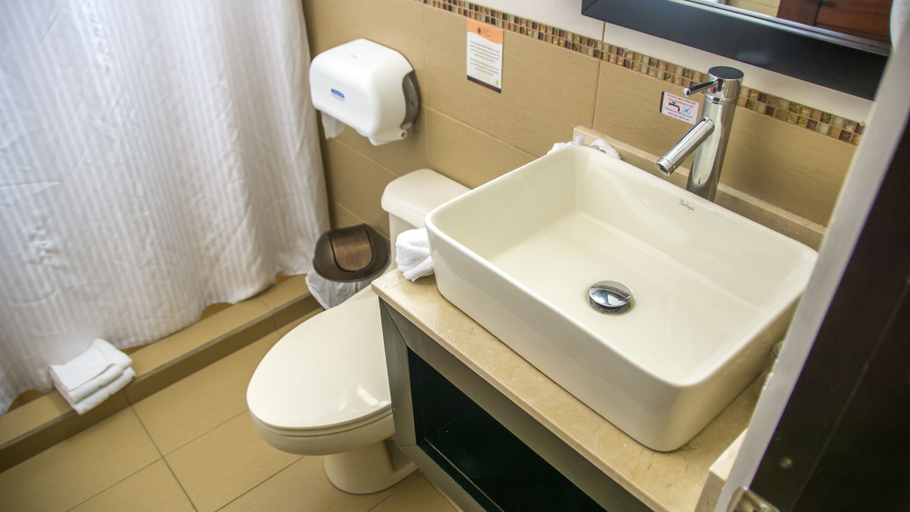 Bathroom 4, Hotel y Restaurante El Guarco, El Guarco