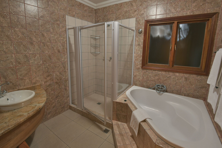 Bathroom 4, Magoebaskloof Hotel Tzaneen, Mopani