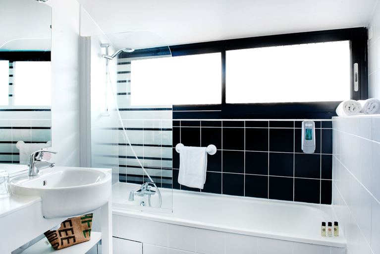 Bathroom 5, Hotel Panorama, Hautes-Pyrénées