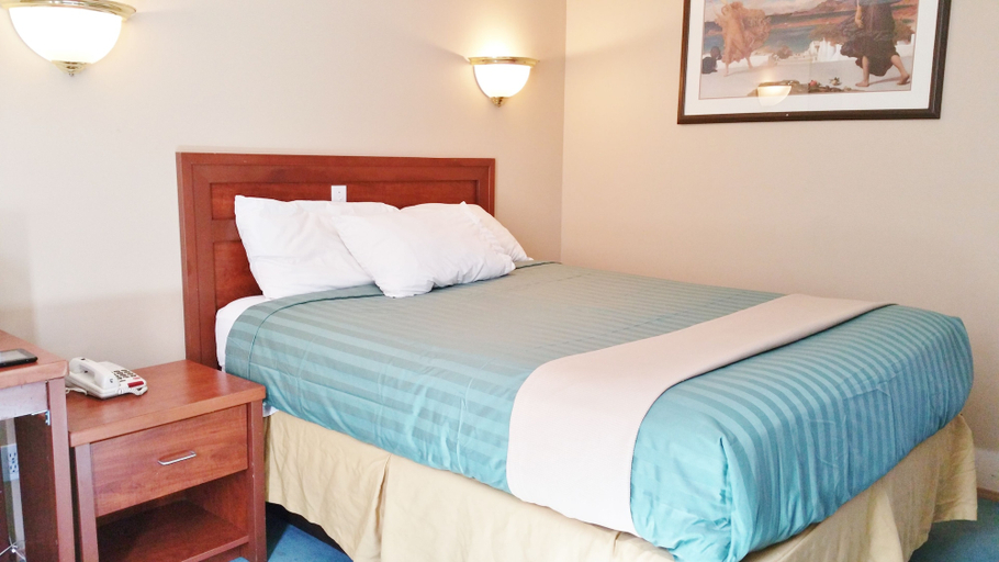 Bedroom 3, Alpine Motel, Thompson-Nicola