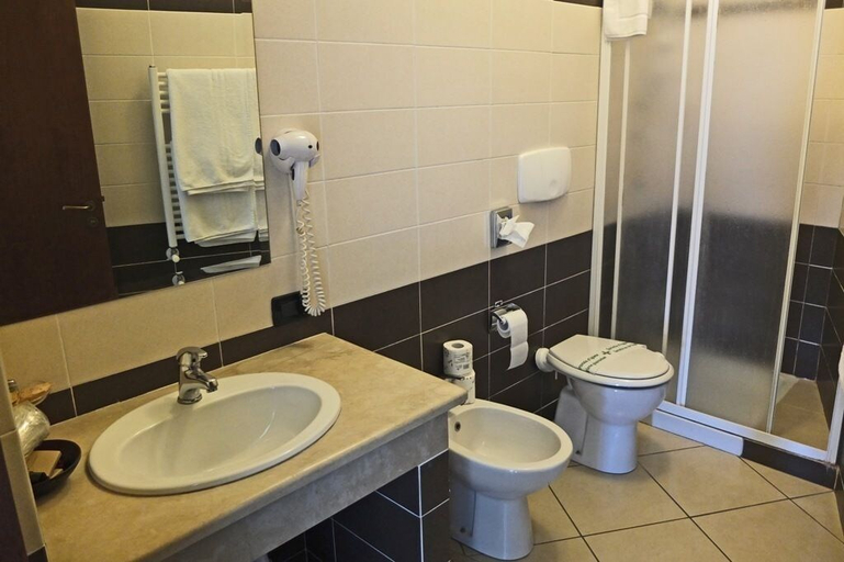 Bathroom 4, Hotel Federico II, Catania