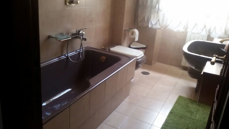 Bathroom, Lady Ida, Salerno