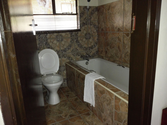 Bathroom 4, Chobe Sunset Chalets, Chobe