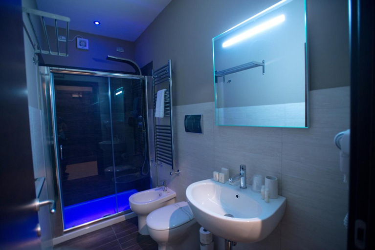 Bathroom 5, Suite 39 Guest House, Salerno