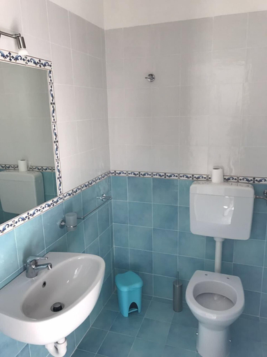 Bathroom 5, Ring Hostel, Napoli