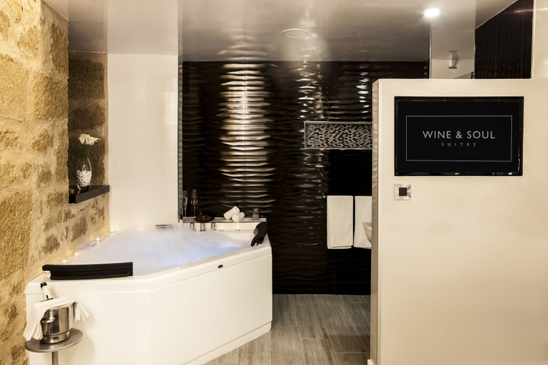 Bathroom 3, Wine & Soul Suites, La Rioja