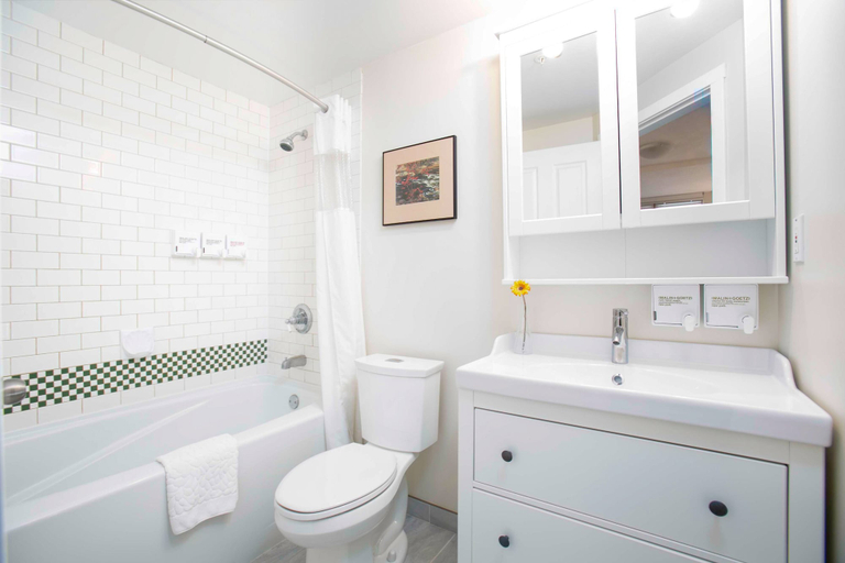 Bathroom 3, Alpenglow Lodge by MountainView, Squamish-Lillooet