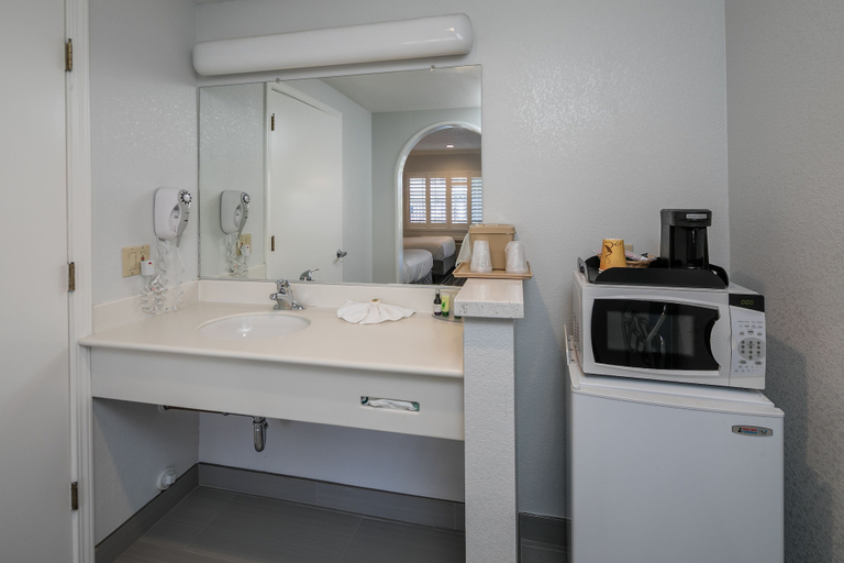 Bathroom 4, Redwood Creek Inn, San Mateo