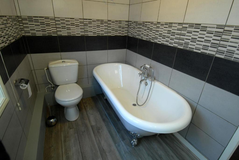 Bathroom 3, Logis Hotel Le Bellevue, Seine-Maritime