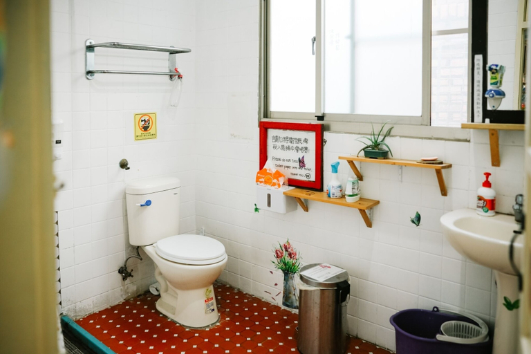 Bathroom 4, No. 79 Backpacker, Kaohsiung