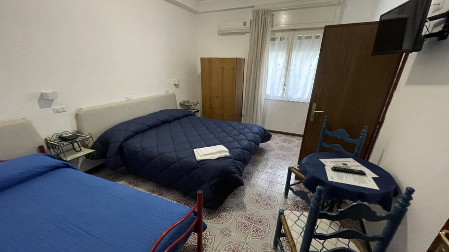 Bedroom 2, Hotel Europa, Salerno