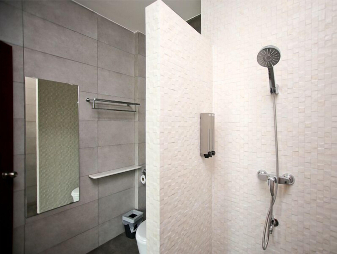 Bathroom 4, Bunprasop Garden Hotel, Muang Nakhon Si Thammarat