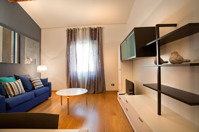 Living area 5, Verona For Rent Blu Theater, Verona