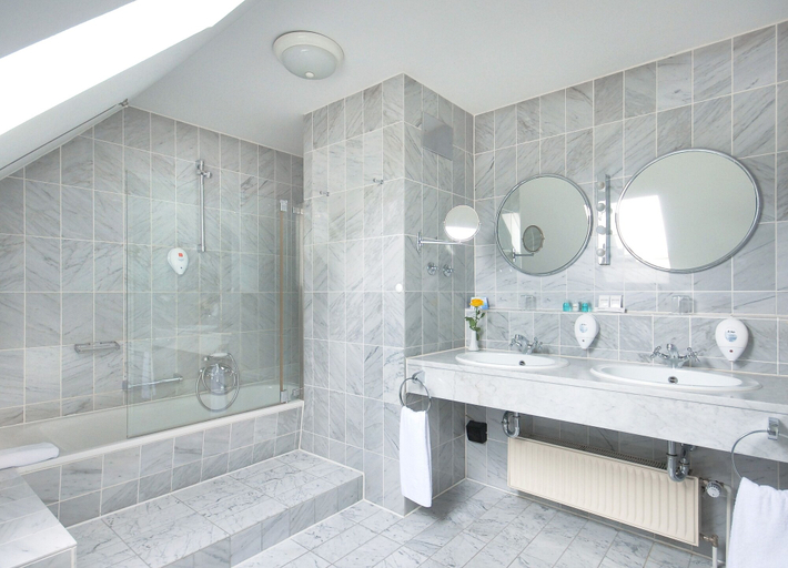 Bathroom 4, relexa Waldhotel Schatten, Stuttgart