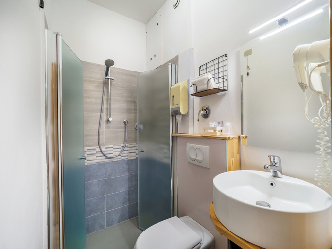 Bathroom 5, Hotel Trasimeno, Perugia