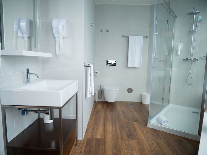 Bathroom 5, easyHotel Lisbon, Lisbon