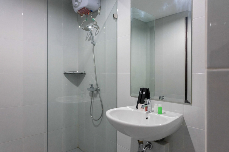 Bathroom 3, Cozy 1BR at Casa De Parco Apartment, Tangerang