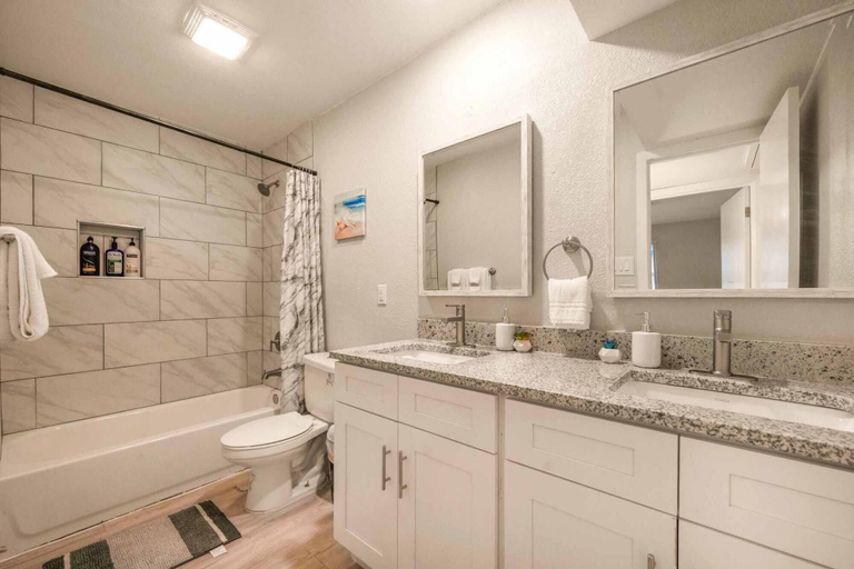 Bathroom 5, Stylish 2BR Near UT Hyde Park Evonify, Travis