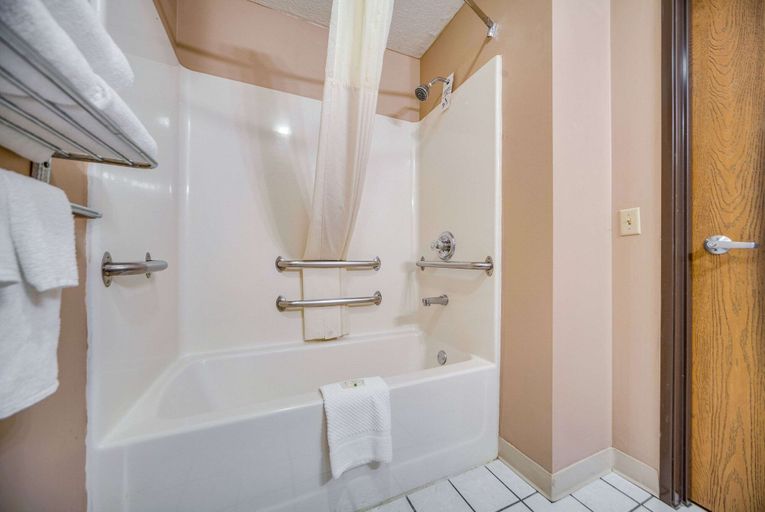 Bathroom 5, Quality Inn Hastings, Adams