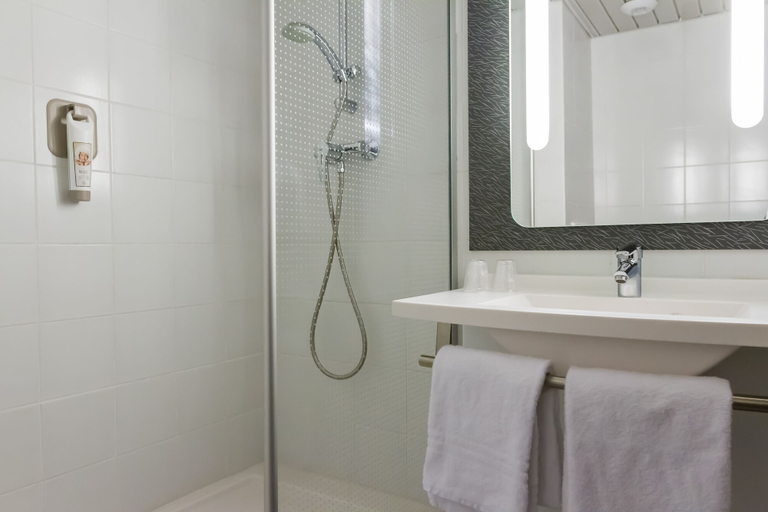 Bathroom 5, ibis Porto Sao Joao, Porto