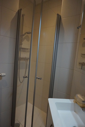 Bathroom 4, Hotel Asiris, West-Vlaanderen
