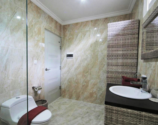 Bathroom 10