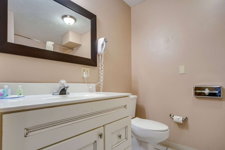 Bathroom 5, Quality Inn Hastings, Adams