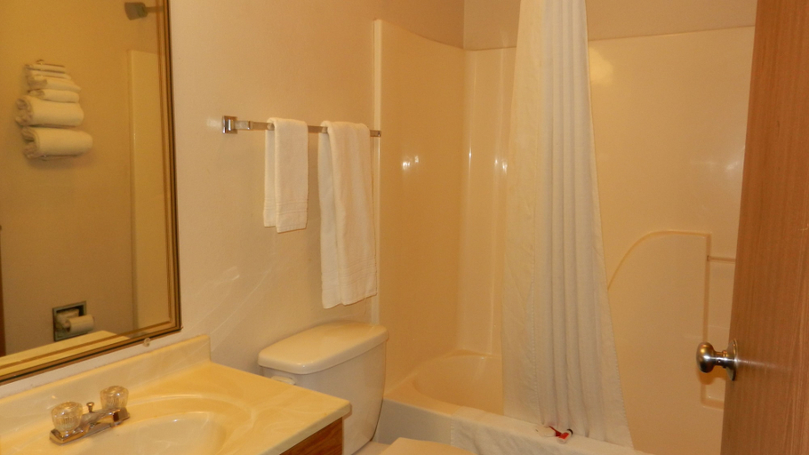 Bathroom 4, Super 8 by Wyndham Potosi, Washington