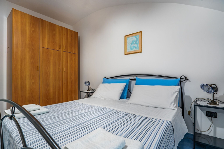 Bedroom 2, Domus Le Postali, Napoli