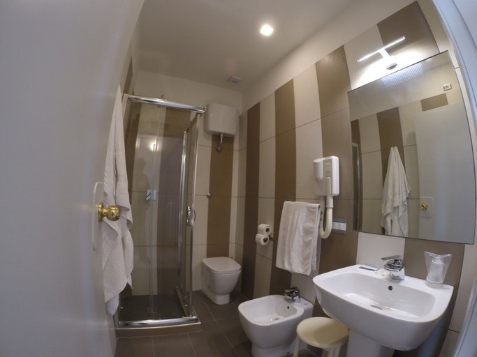 Bathroom 5, Up Hotel, Napoli