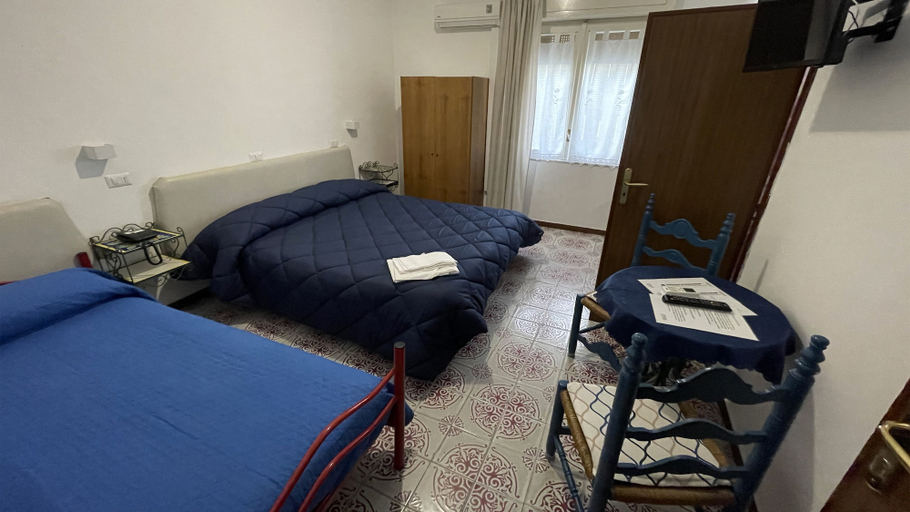 Bedroom 5, Hotel Europa, Salerno