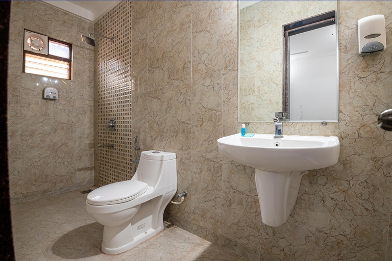 Bathroom 3, Hotel Pearl Harbour, North Goa