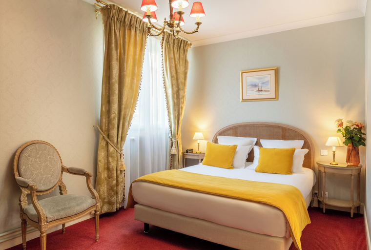Bedroom 4, Grand Hotel des Templiers, Marne