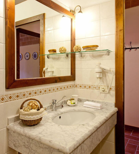 Bathroom 3, Fattoria Fibbiano, Pisa