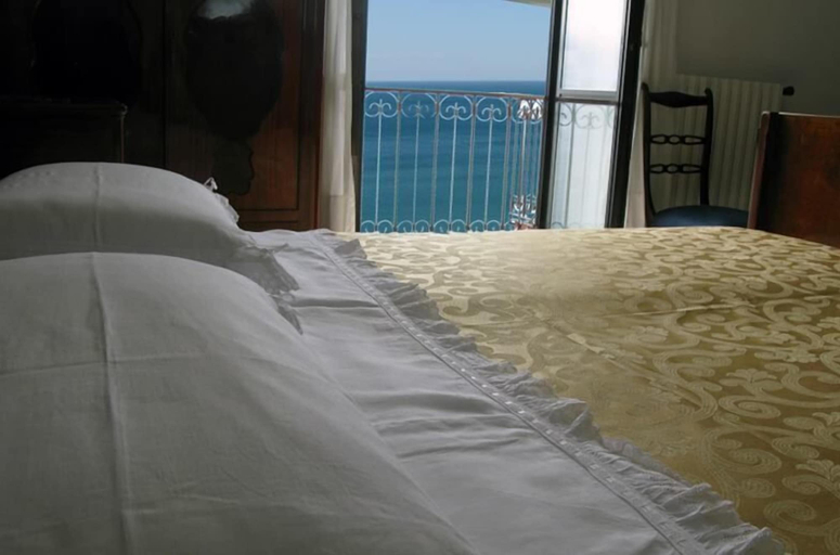 Bedroom 3, Lady Ida, Salerno