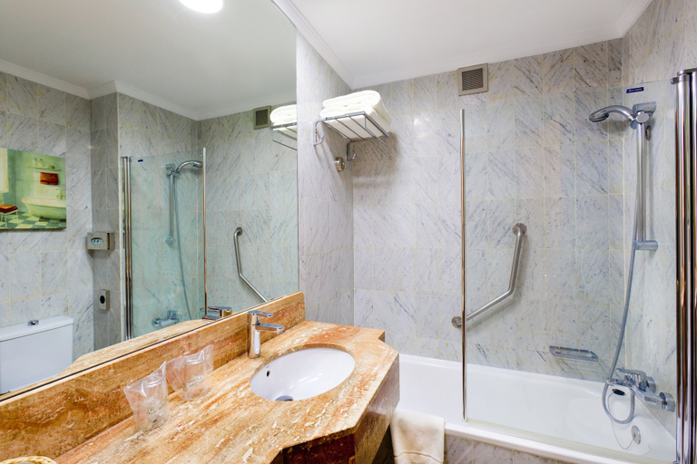 Bathroom 5, Hotel Balcón de Europa, Málaga