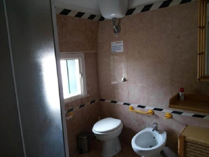 Bathroom 4, Gecko's House, Lecce