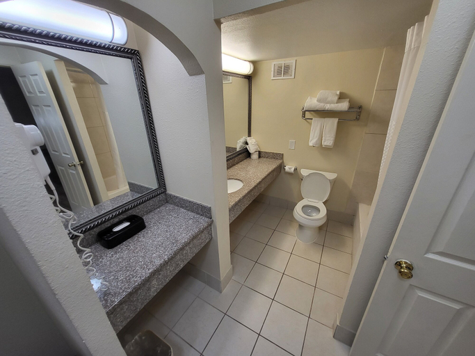 Bathroom 5, Ramada by Wyndham Houston Intercontinental Airport East, Houston