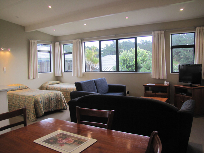 Others 4, Aotea Lodge, Porirua