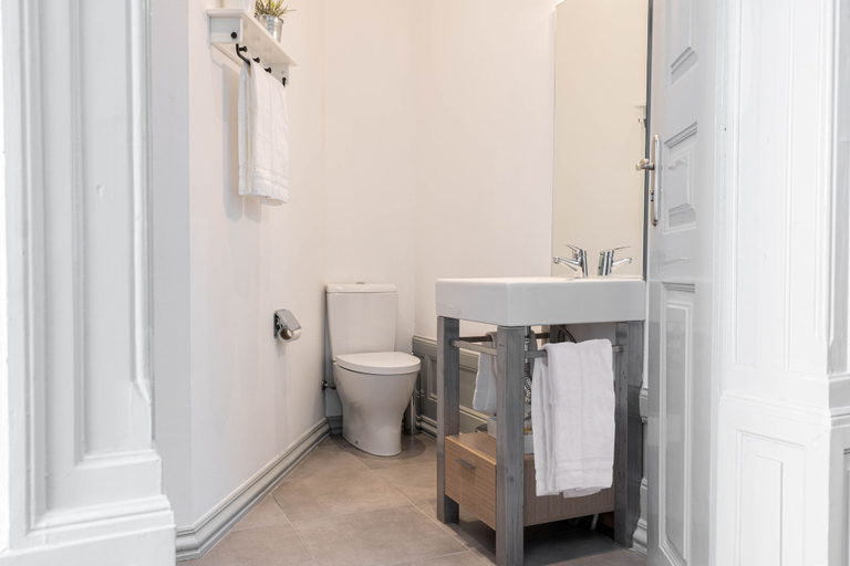 Bathroom 4, The Luggage, Coimbra