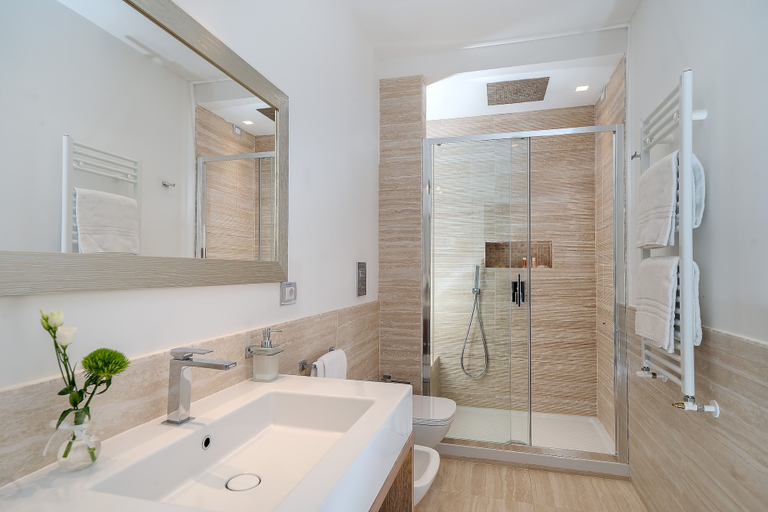 Bathroom 5, Hotel Olimpico, Salerno