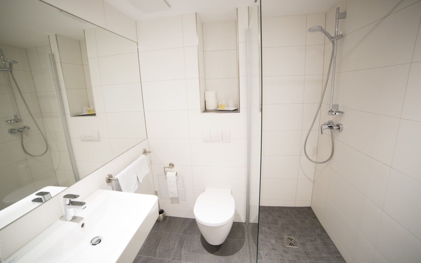 Bathroom 5, Berghotel Tambach Seminar Center, Gotha